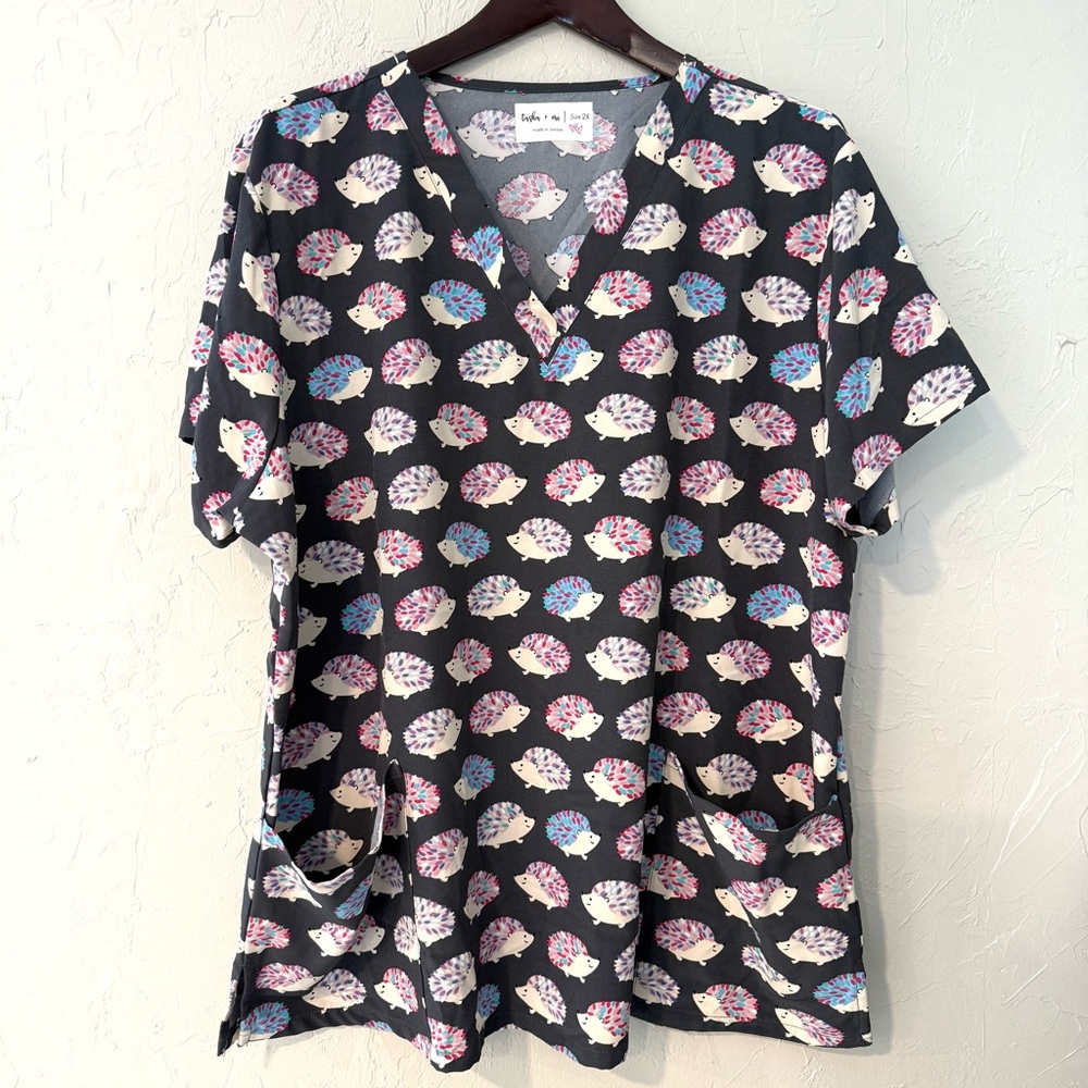 Tasha and Me-Women’s Scrub Top-Colorful Hedgehog Pattern-Dark Gray-Size 2X-EUC